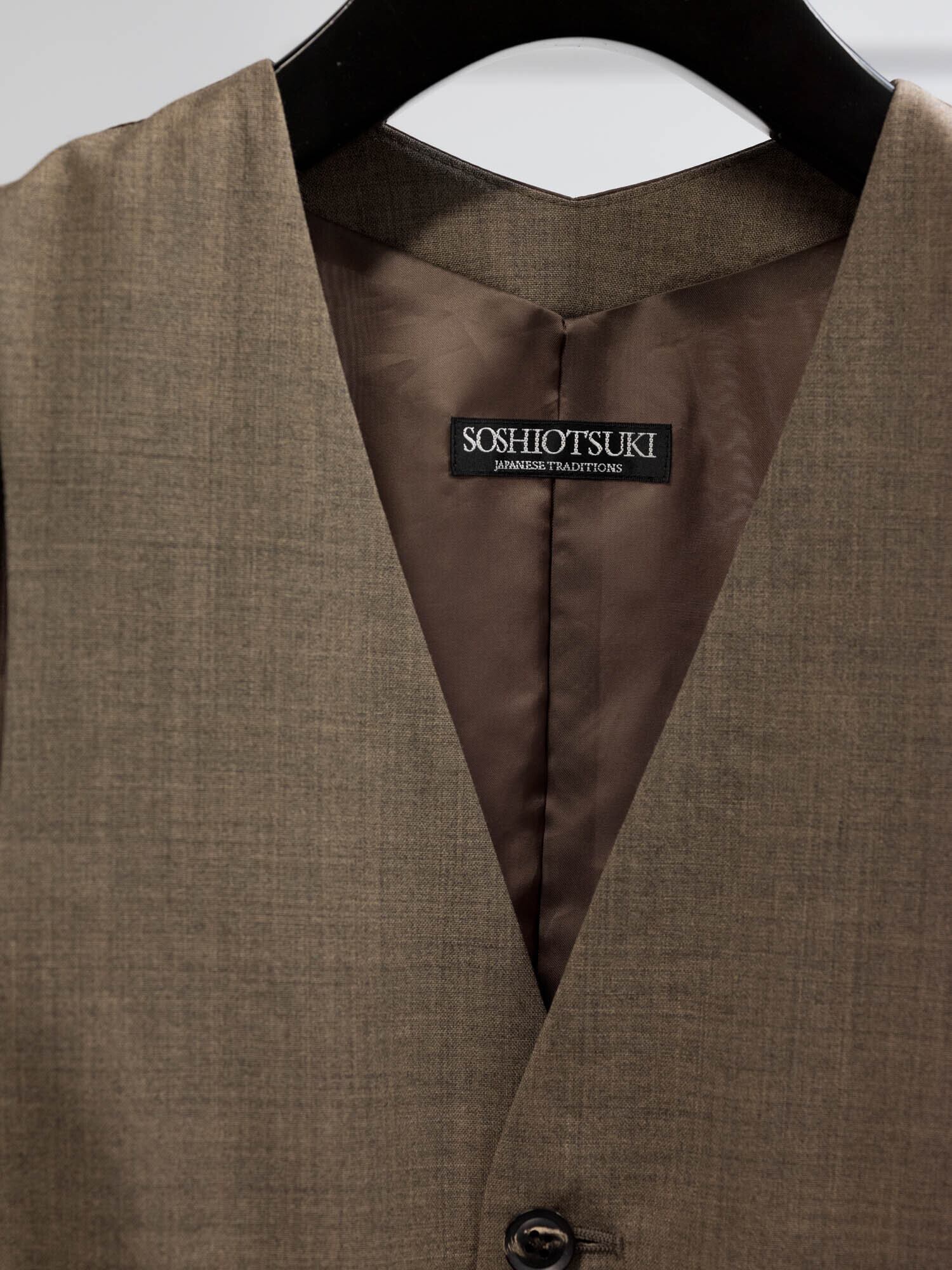 25SS】SOSHIOTSUKI V BACK NECK GILET (BROWN) S25SS21VE-W | IAAAM