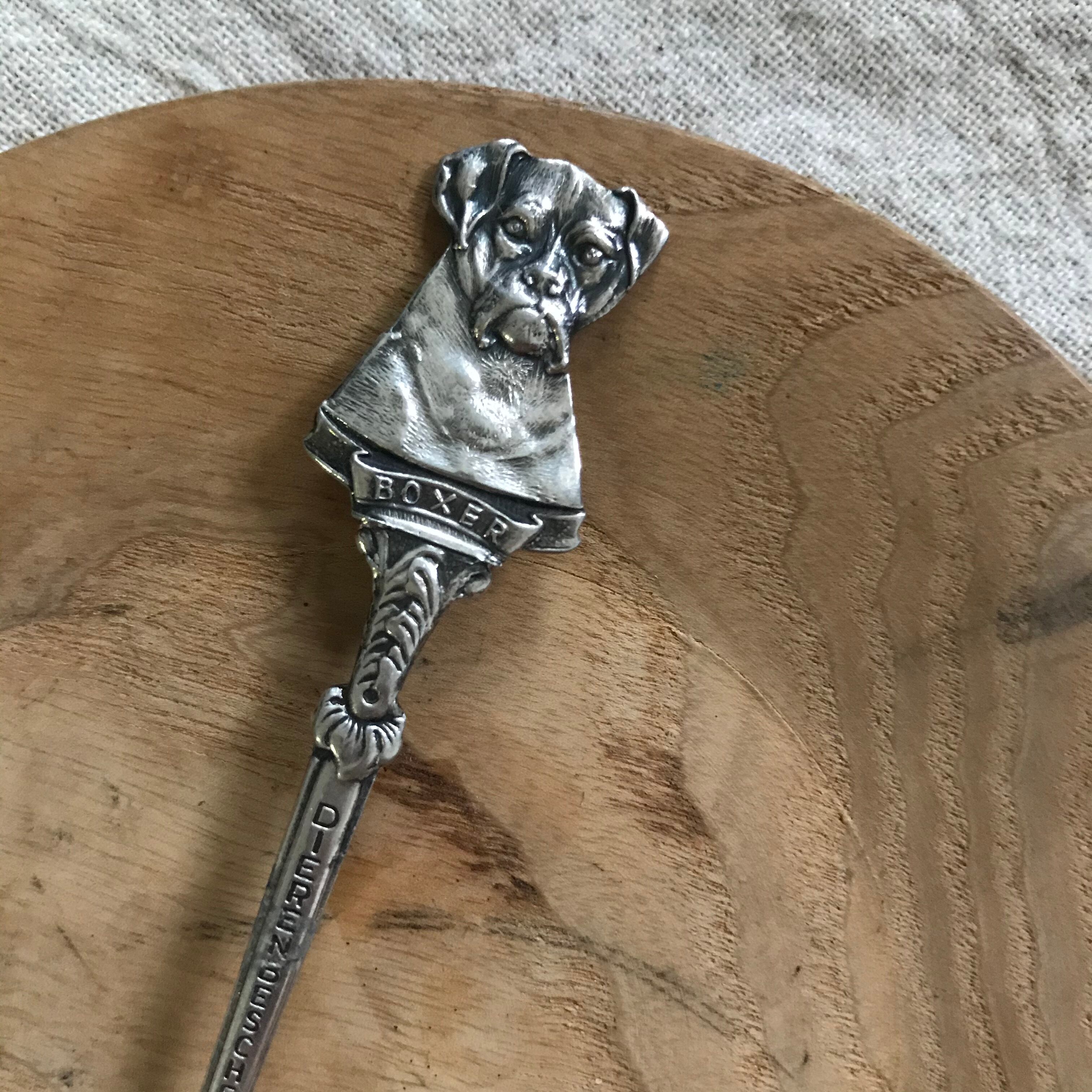 アップの犬のティースプーン