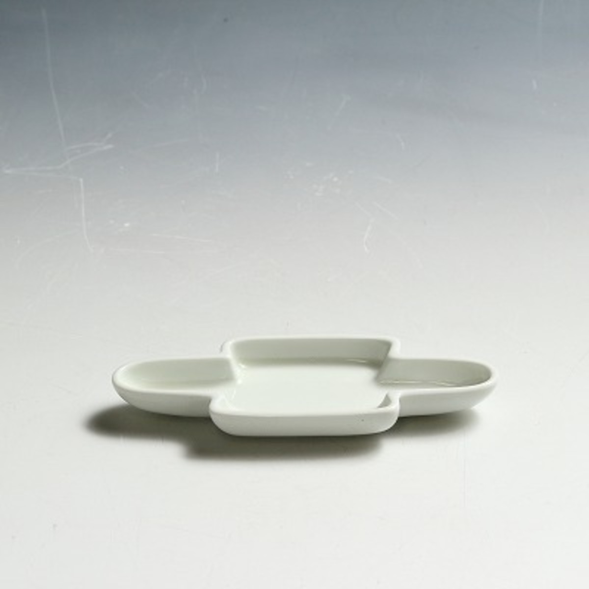 お買い得 有田焼｜Arita ware(佐賀) 白磁 カスミ形 小皿 1客 未使用 