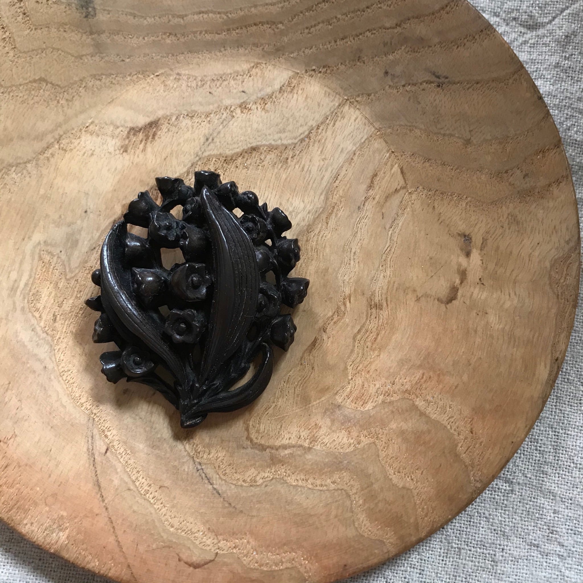 木製のすずらんのチャーム