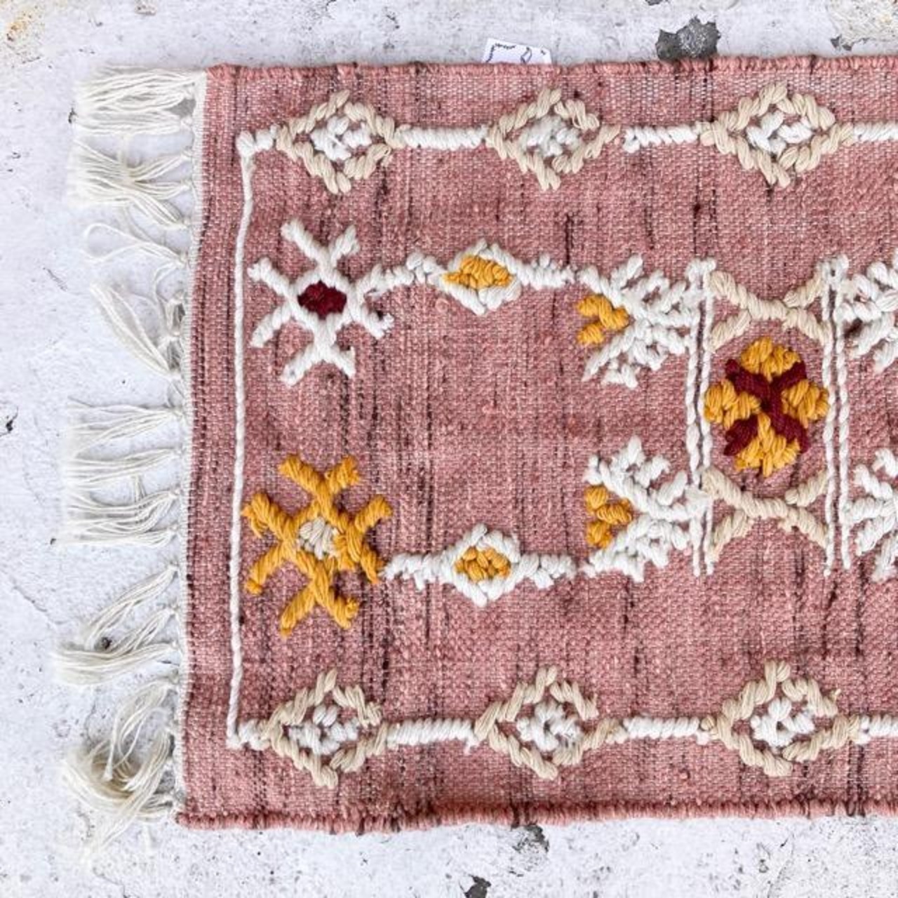 TOPANGA Homefurnishing　トライバルエンブロイダリーウールラグマット　ピンク　50×80cm　玄関マット　ラグマット　羊毛　刺繍