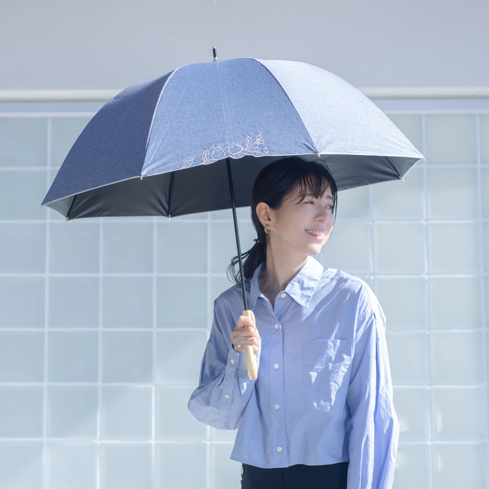 遮光＆遮熱】黒コーティング晴雨兼用傘 55cm手開き『シマエナガ刺繍