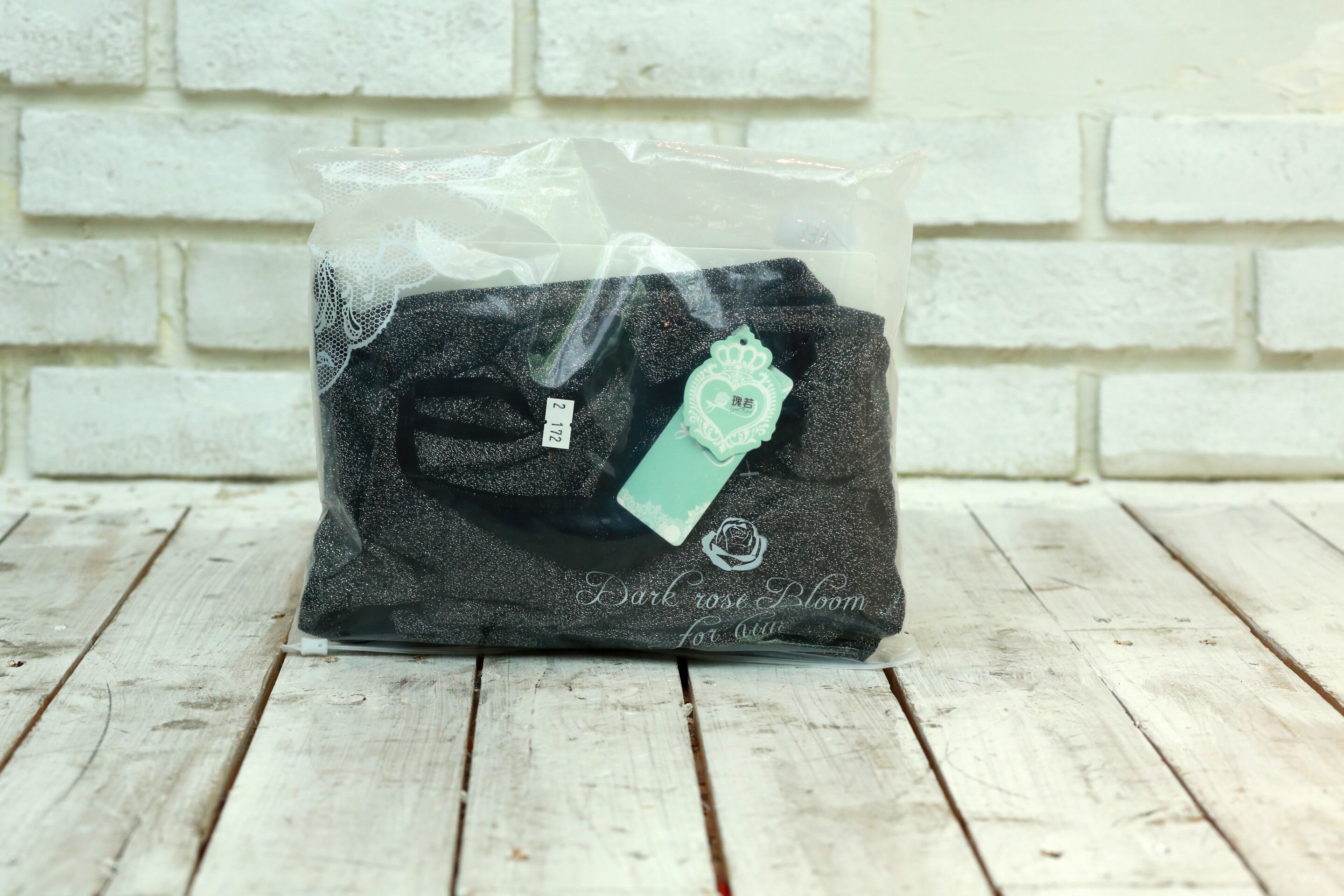 IM172：タートルネックとオープンな背中が美しい魅惑のウエア