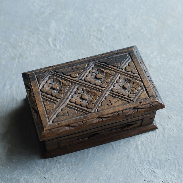 【ご成約品】美しい模様の木彫りの箱 12