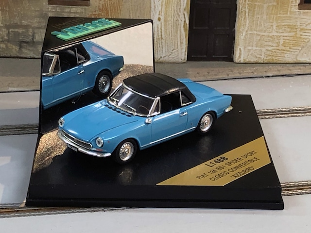 FIAT 124 BS1 SPIDER SPORT CLOSED CONVERTIBLE "AZZURRO" 1/43スケール ミニカー 【VITESSE】