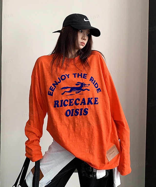 ★予約★D-1310　2026秋新作♡ENJOY裾フェイクレザーラベル付きフロッキープリント長袖Tシャツ　オレンジ