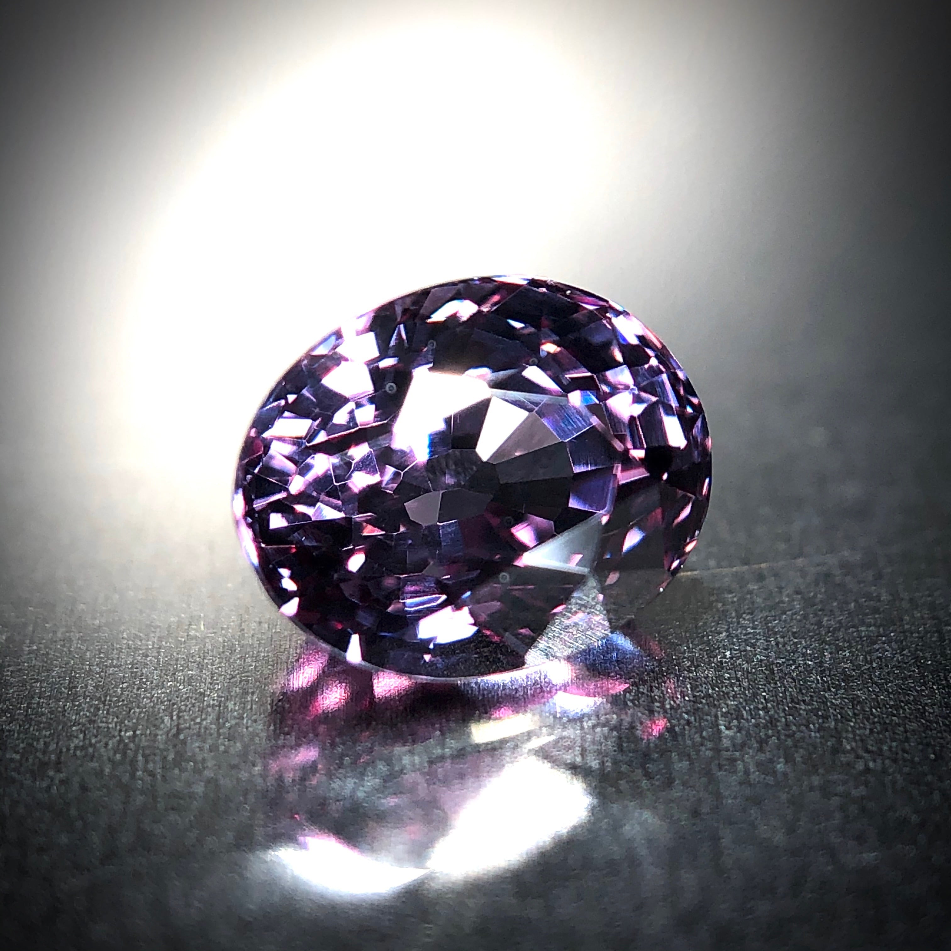 ドラマティックな色彩変化 1.07ct 天然 カラーチェンジガーネット