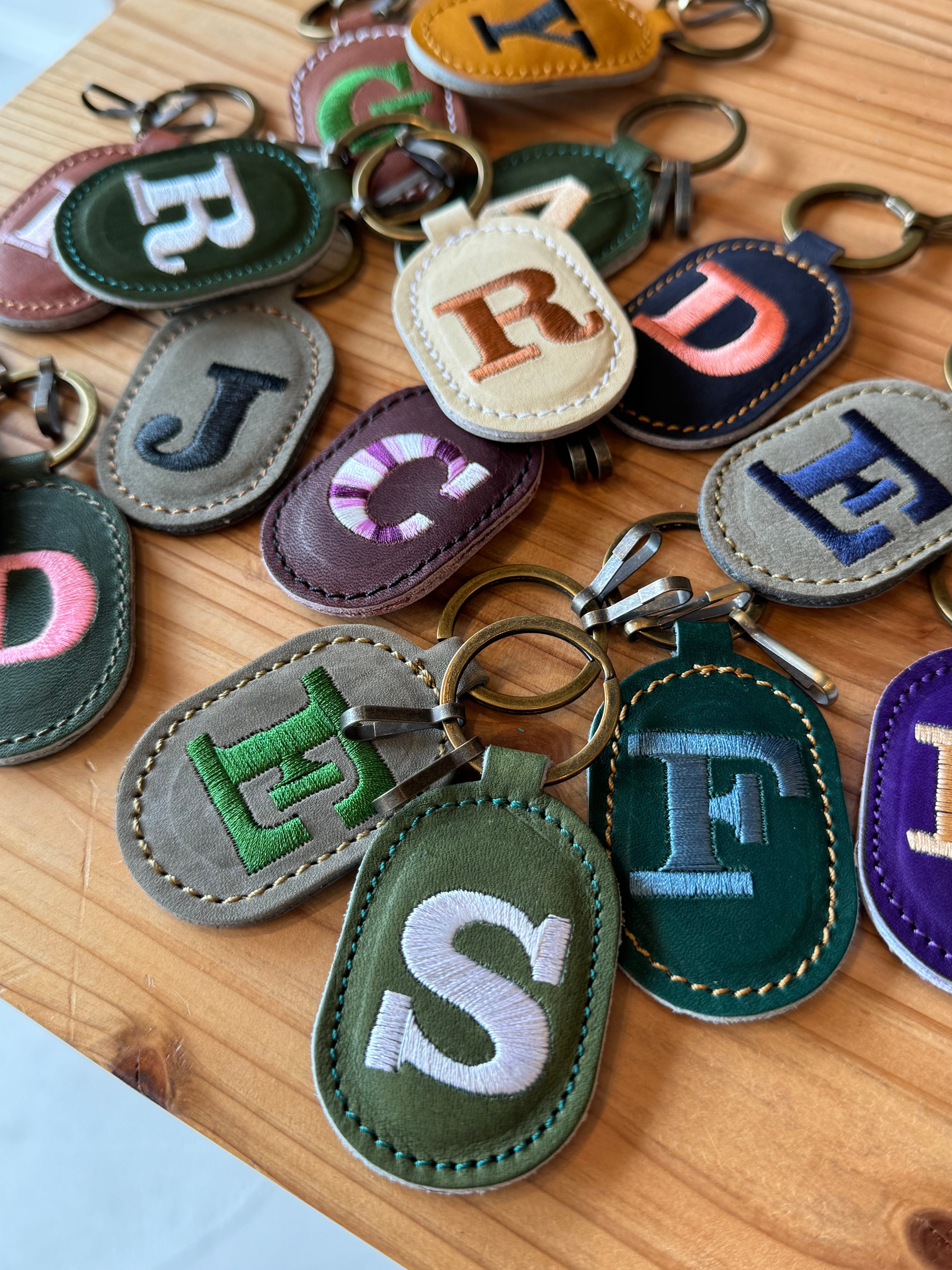 刺繍イニシャルキーホルダー | JINTO