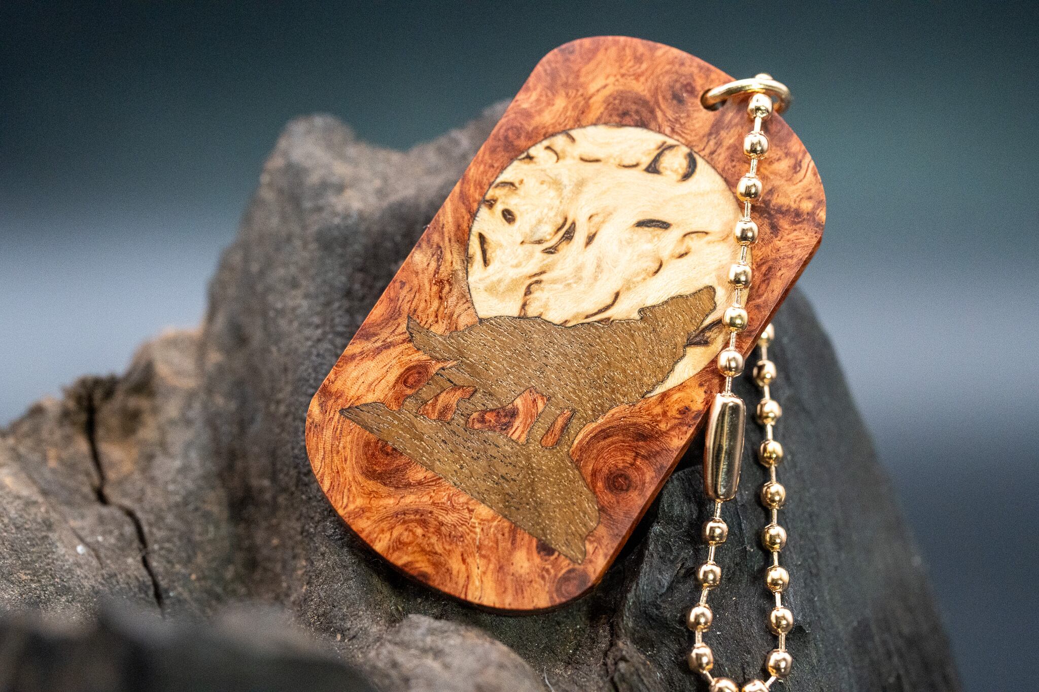 ※【朱色の銘木】本花梨瘤 ドッグタグ 象嵌 月と狼