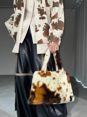 cow fake fur hand bag / brown