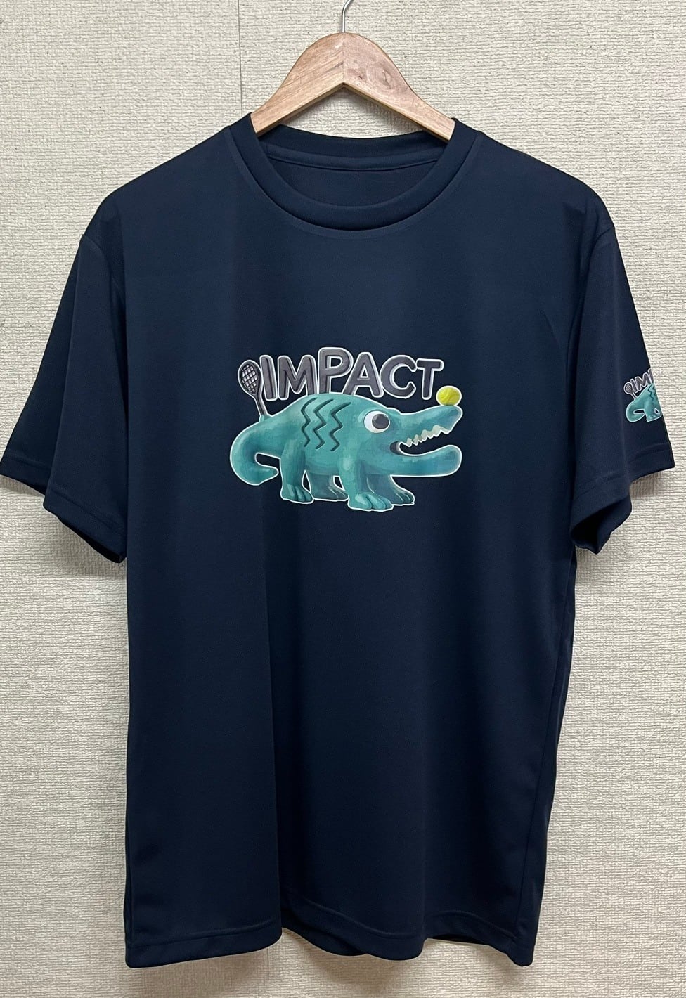 立体ワニくんTシャツ ネイビー | オリジナルテニスウェア IMPACT