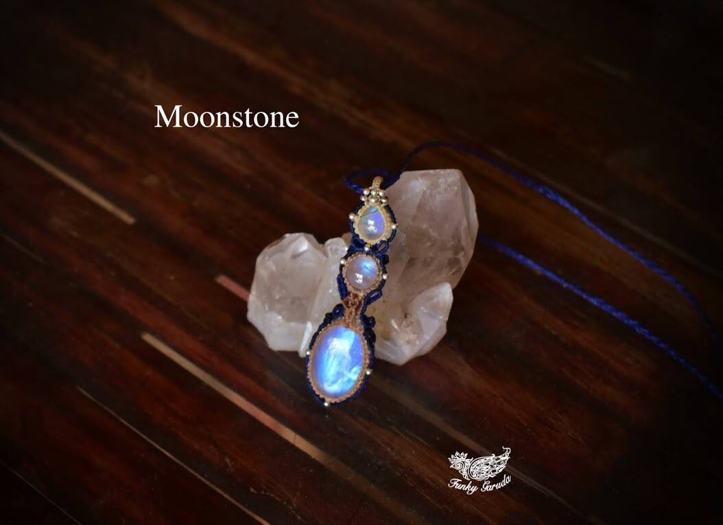 3つの月★ブルームーンストーン マクラメペンダントmoon039