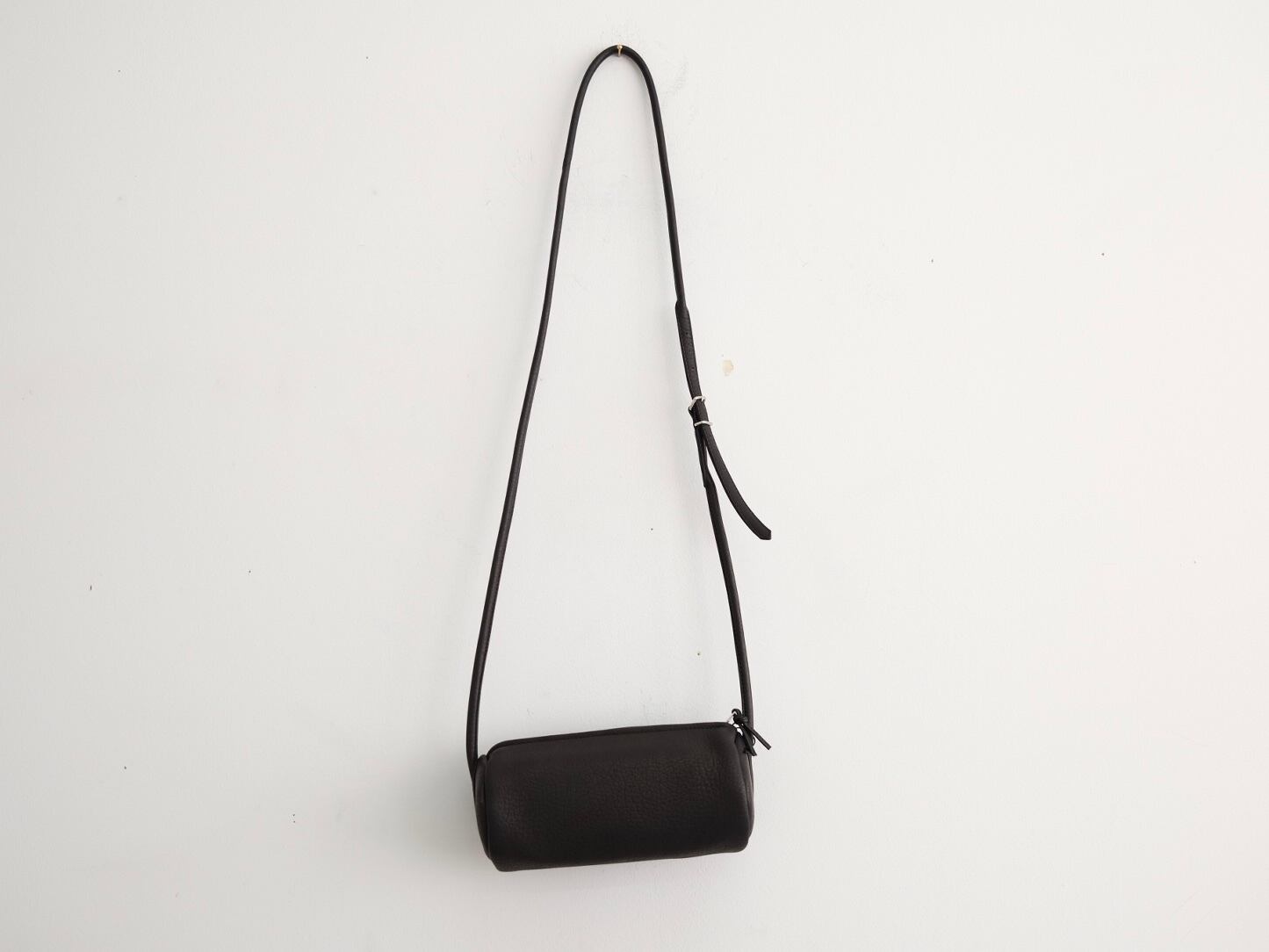 Aeta “ CYLINDER SHOULDER “ BLACK | Lapel online store
