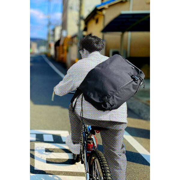 VEILED Faceless メッセンジャーバッグ ブラック フラップ付き