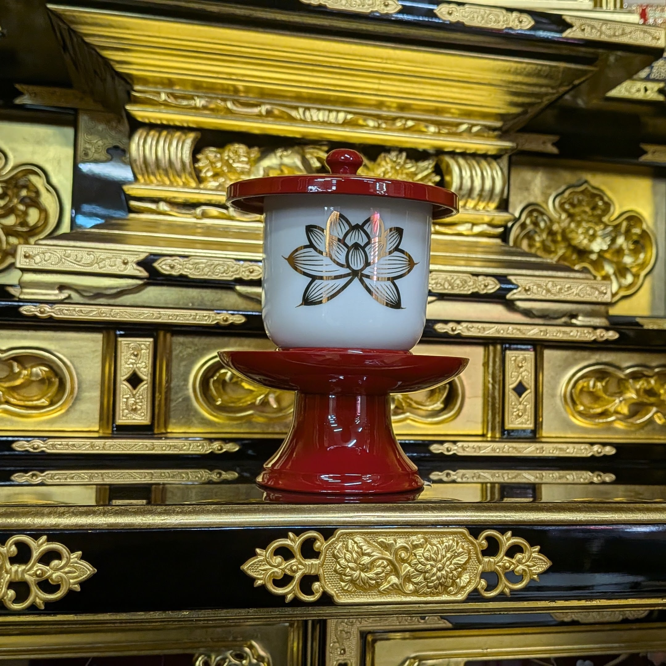 仏具 湯呑 上金ハス 1.8寸 高さ6cm 直径6.6cm 送料別 陶器製 蓮模様