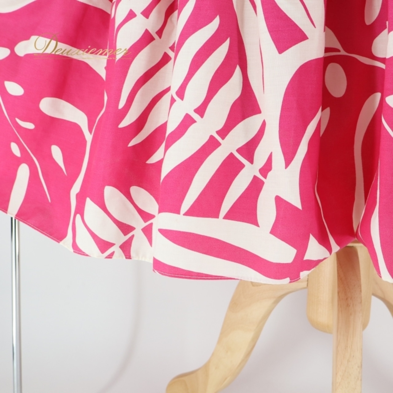 フラダンス 衣装 ワンピース ドレス ピンク系 Kukui 日本製 ハワイアンプリント 植物柄 花柄 ハワイアン アロハ フラ ダンス レッスン 練習 フリル リボン ホワイト系 オフショル 華やか 鮮やか かわいい おしゃれ フェミニン かわいらしい カジュアル レディース 軽量 ボリューム感