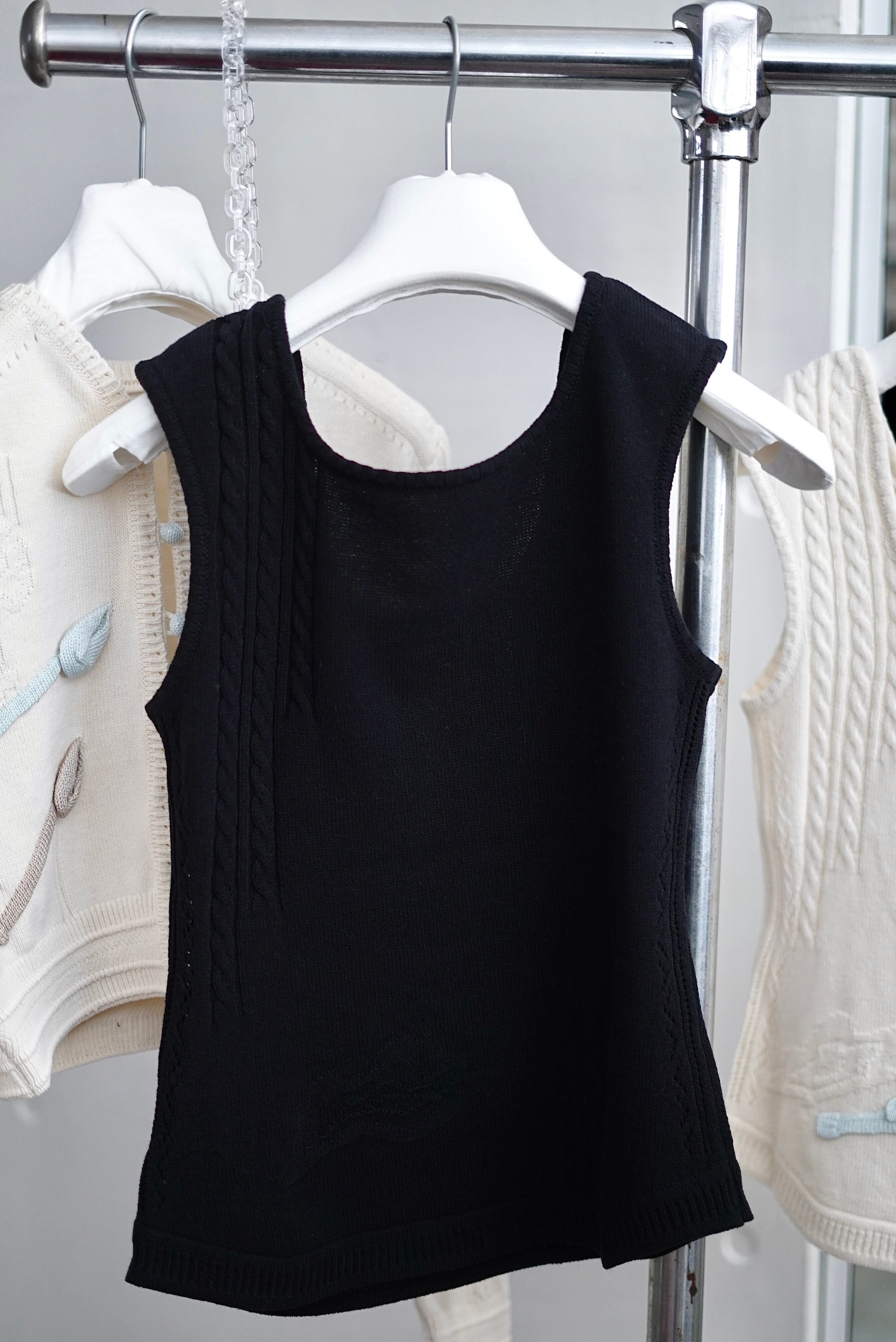 Mame Kurogouchi / 3D Floral motif Sleeveless Knit Top (BLACK, ECRU