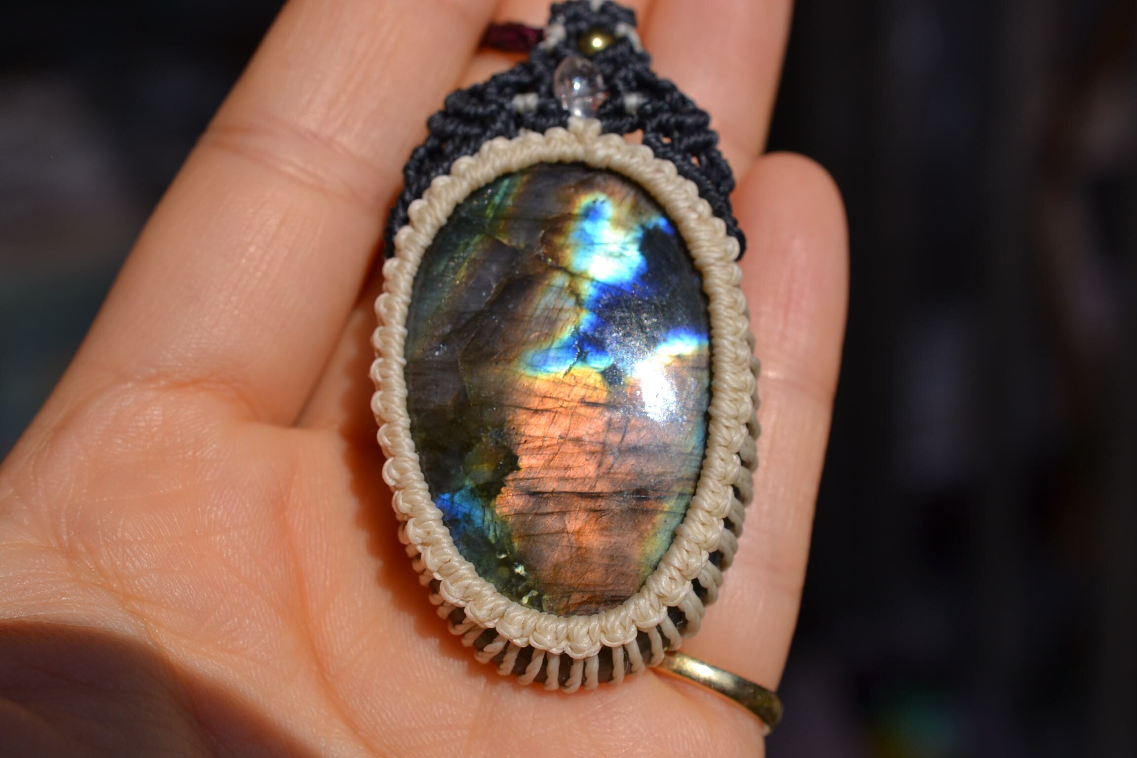 輝くオレンジ★ラブラドライト マクラメペンダント