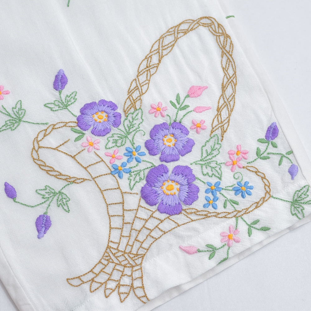 【未使用】ヴンテージテーブルクロス　パッチワークと刺繍　リメイクパンツ 未使用】ヴンテージテーブルクロス パッチワークと刺繍 リメイク