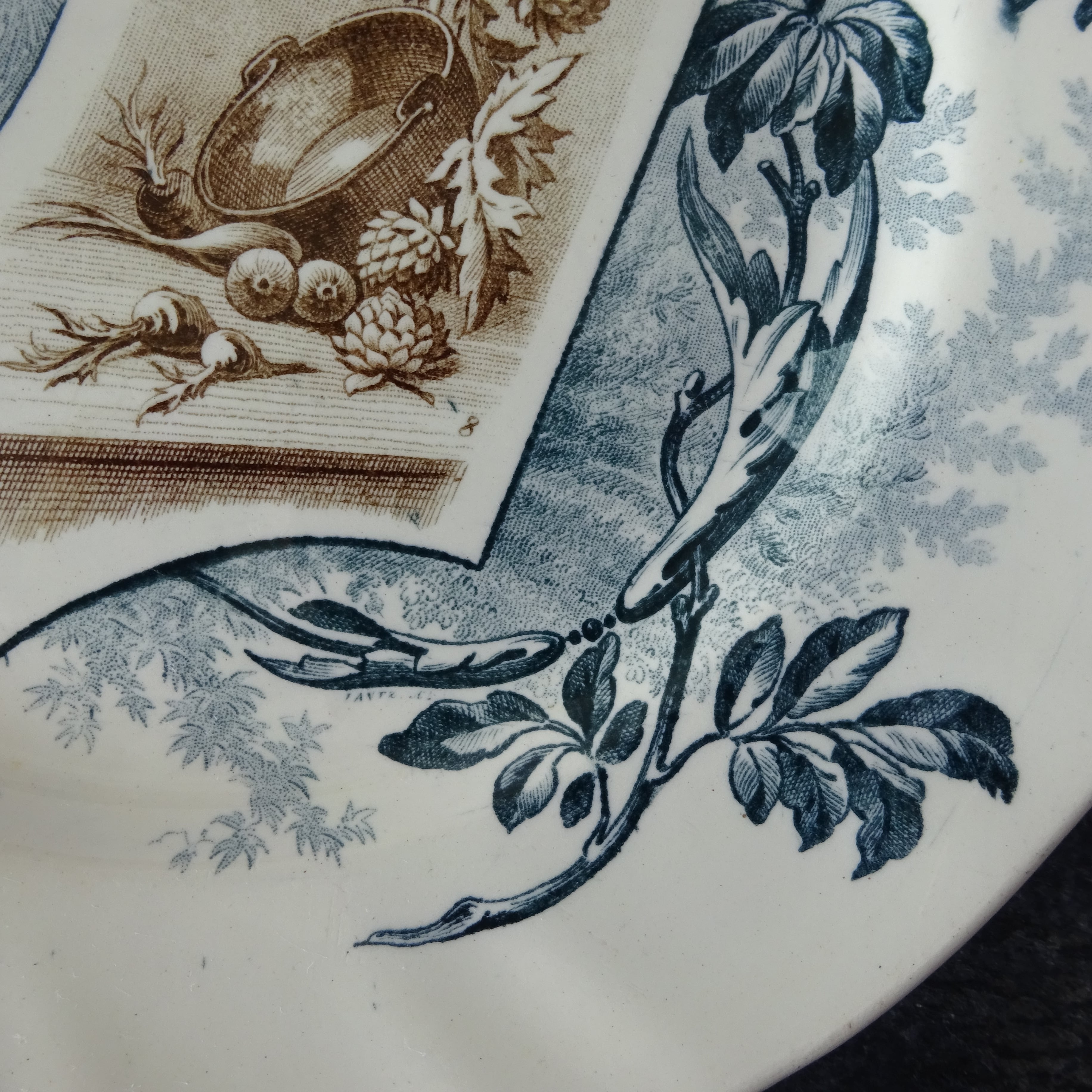【 Épuisé 】Creil et Montereau  modèle《Cartels》assiette plate (C)