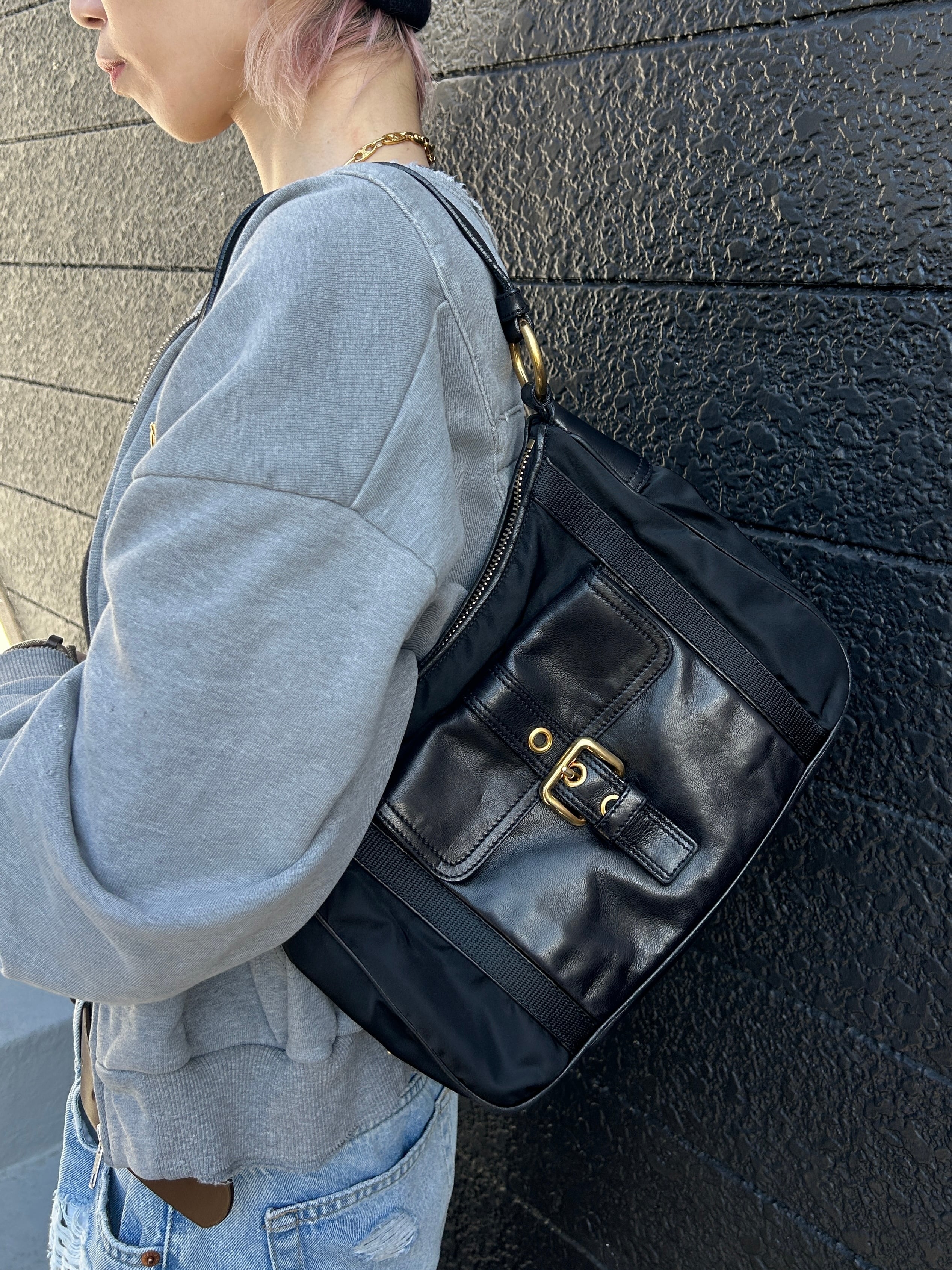 PRADA プラダ ショルダーバッグ ブラック トライアングルロゴ フロントバックル レザー ホーボーバッグ vintage ヴィンテージ オールド kmr53p