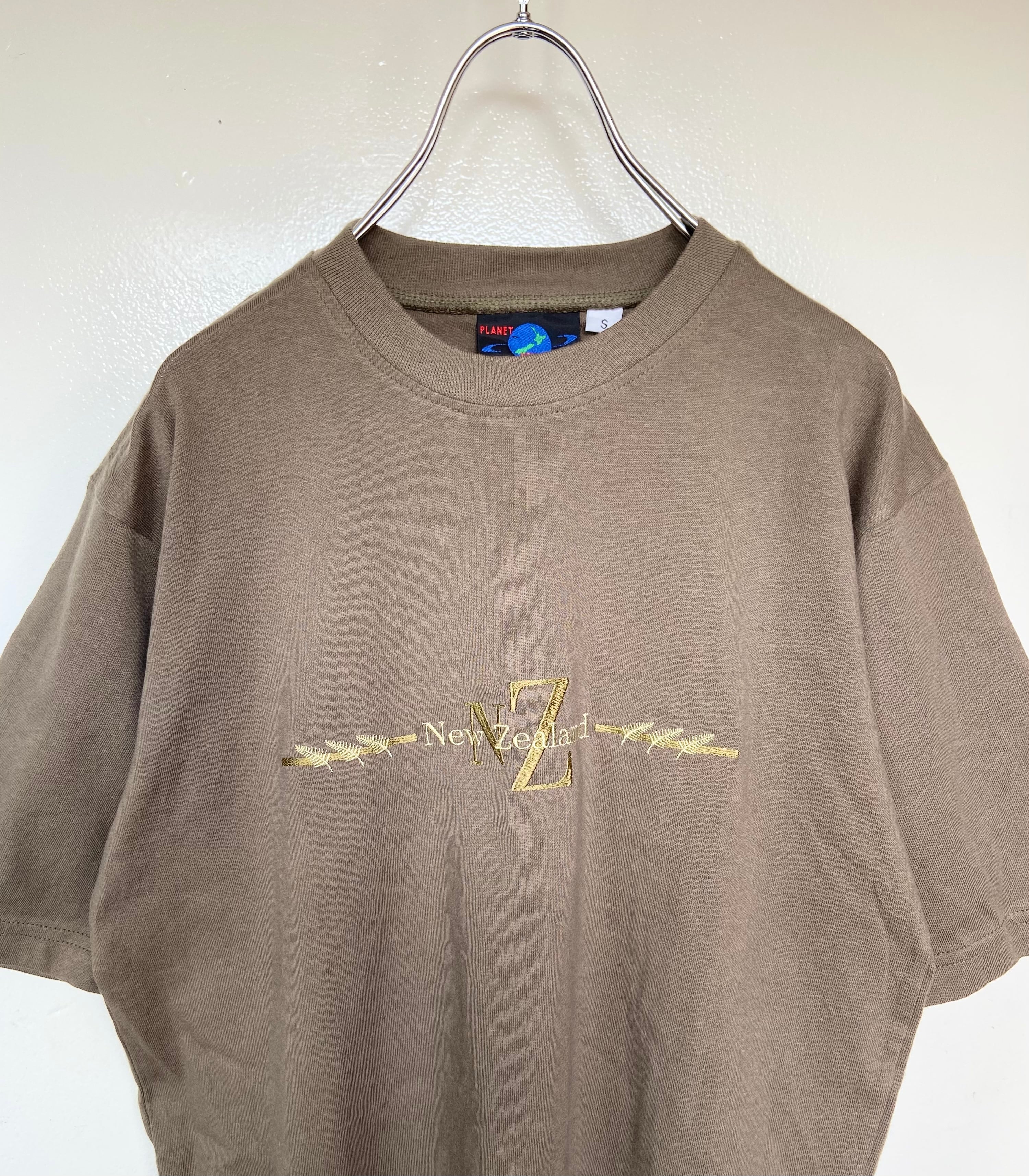 USA 古着 PLANET NEW ZEALAND/プラネット ニュージーランド センター刺繍ロゴ Tシャツ　
