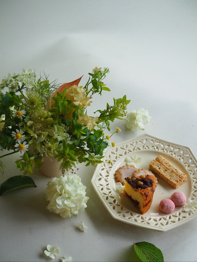 【店舗引取り5/8〜5/10着】お菓子×生花アレンジ　