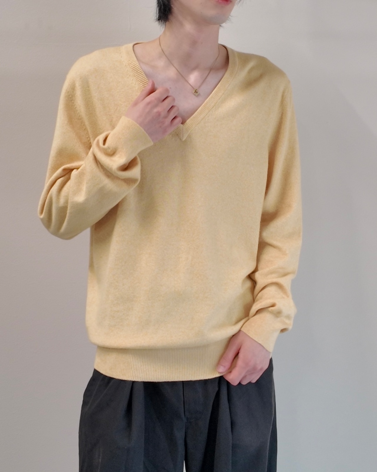 【Salvatore Ferragamo】yellow v-neck knit