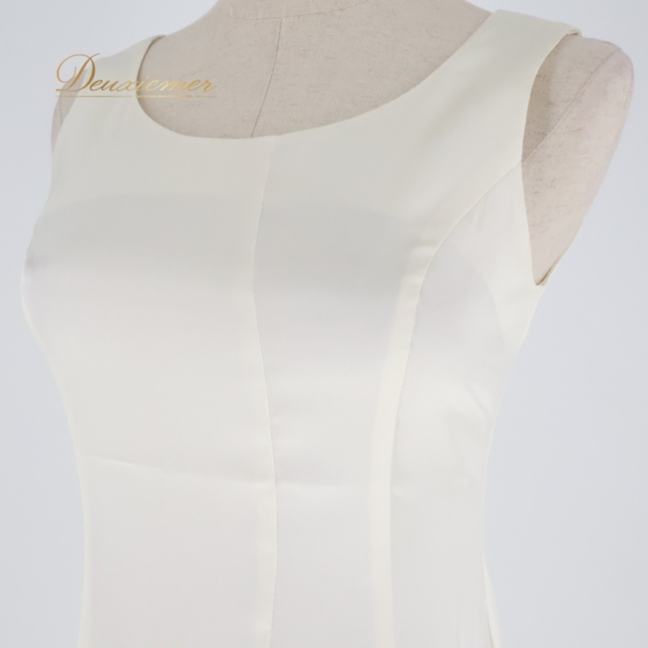 フラダンス 衣装 ワンピース ドレス ブルーヘブンカンパニー ホワイト系 BLUE HEAVEN COMPANY ノースリーブ ワンカラー フレア シンプル 光沢感 無地 かわいい 華やか 明るい 上品 高級感 綺麗 白 ハワイアン アロハ フラ ダンス