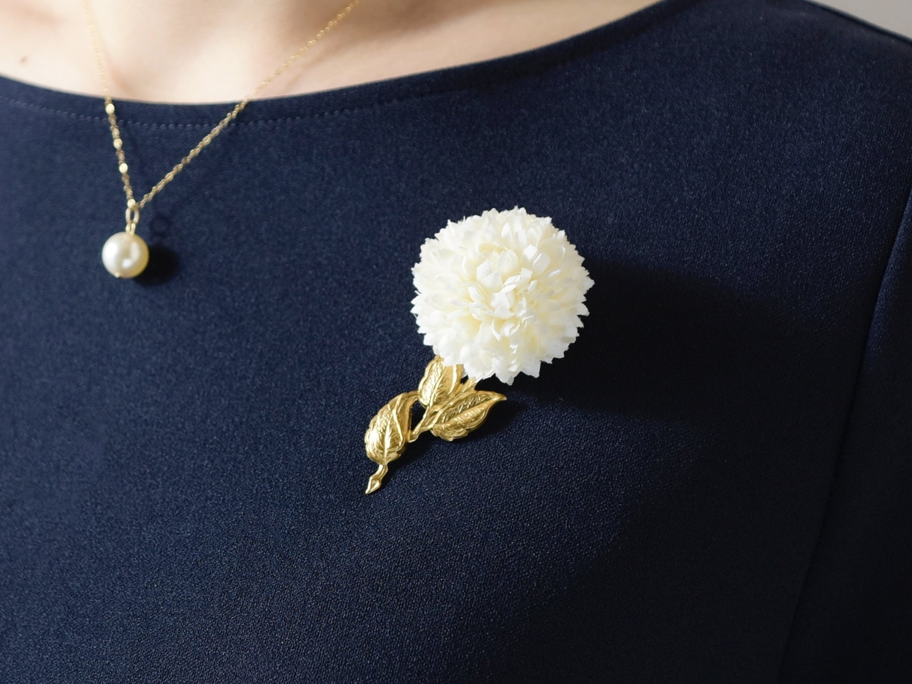 【コサージュ(ホワイト/白)】ピンポンマム/ヴィンテージな真鍮の一輪のお花