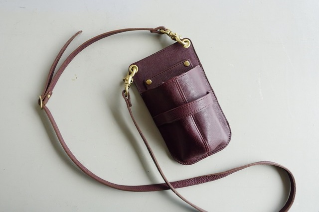 【004】ブラウンのシボがある牛革を使った、4丁差しのシザーケース