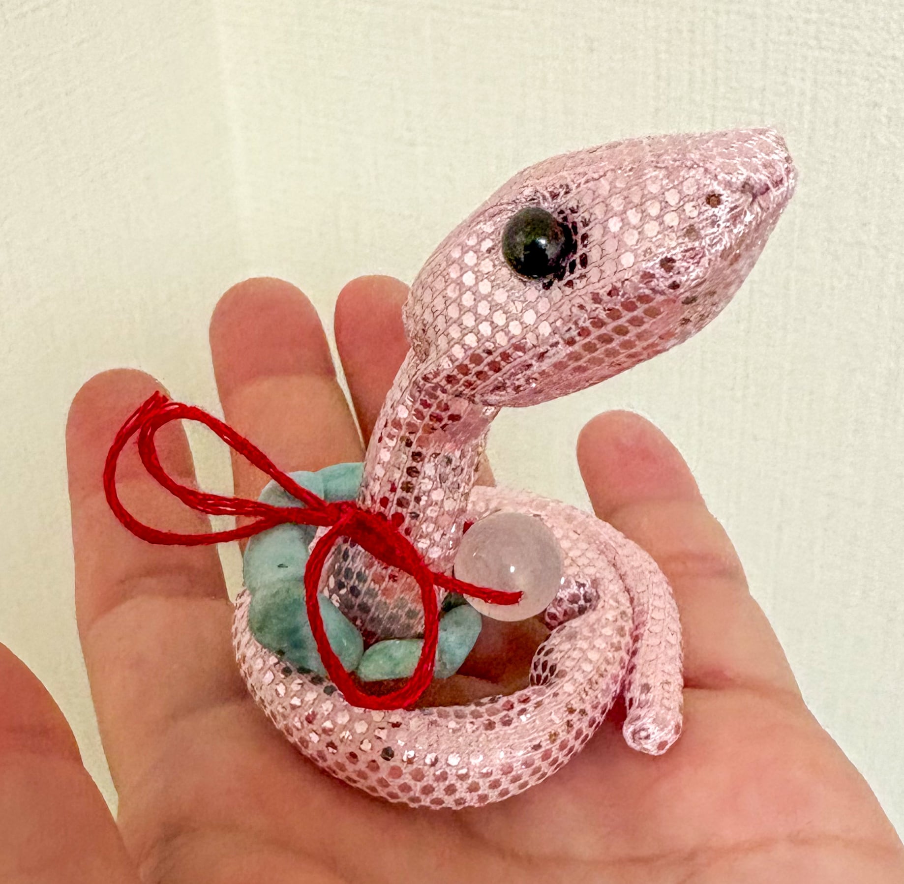 ピンクの蛇のぬいぐるみ