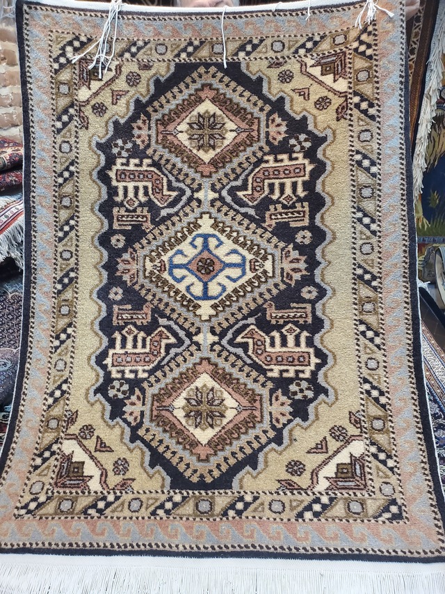 絨毯クエスト51【No.10】Brown ※現在、こちらの商品はイランに置いてあります。ご希望の方は先ずは在庫のご確認をお願いします。