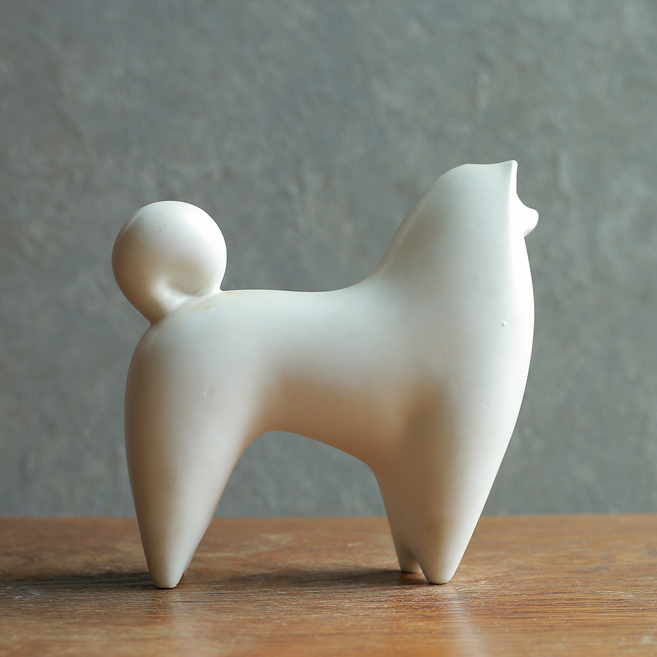 コロンとなめらかな、磁器の白い犬 2