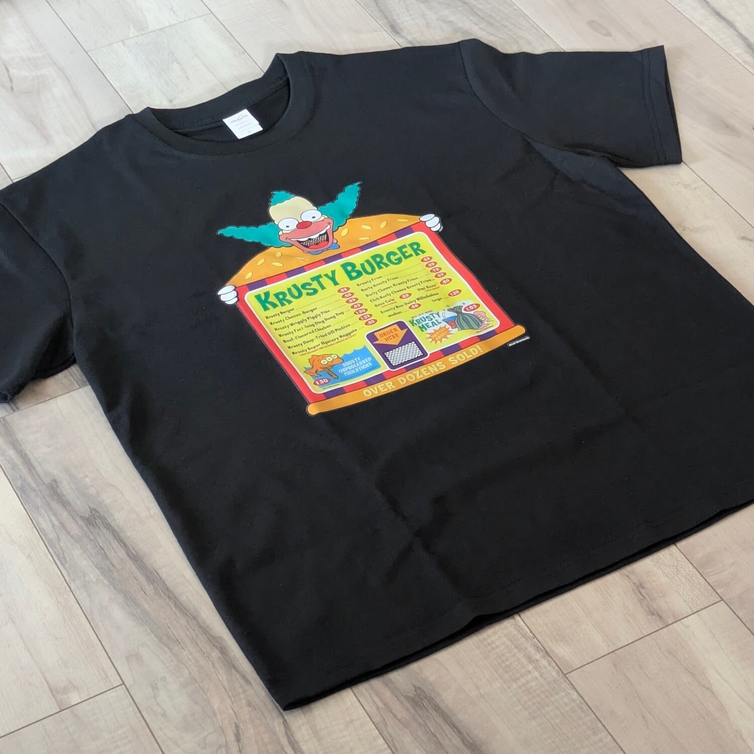 【 The Simpsons( ザ・シンプソンズ ) 】『 クラスティバーガー / メニュー 』クラスティ・ザ・クラウン / Tシャツ〚アメリカン雑貨 アメトイ〛