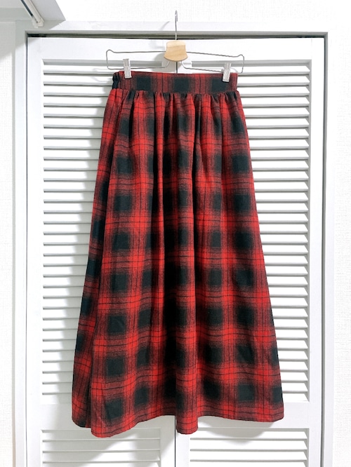 赤チェックのロングスカート