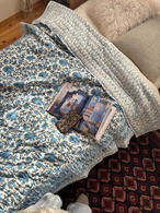 スカイブルー　フローラル　シングルサイズ　ブロックプリントキルト　インドのお布団　