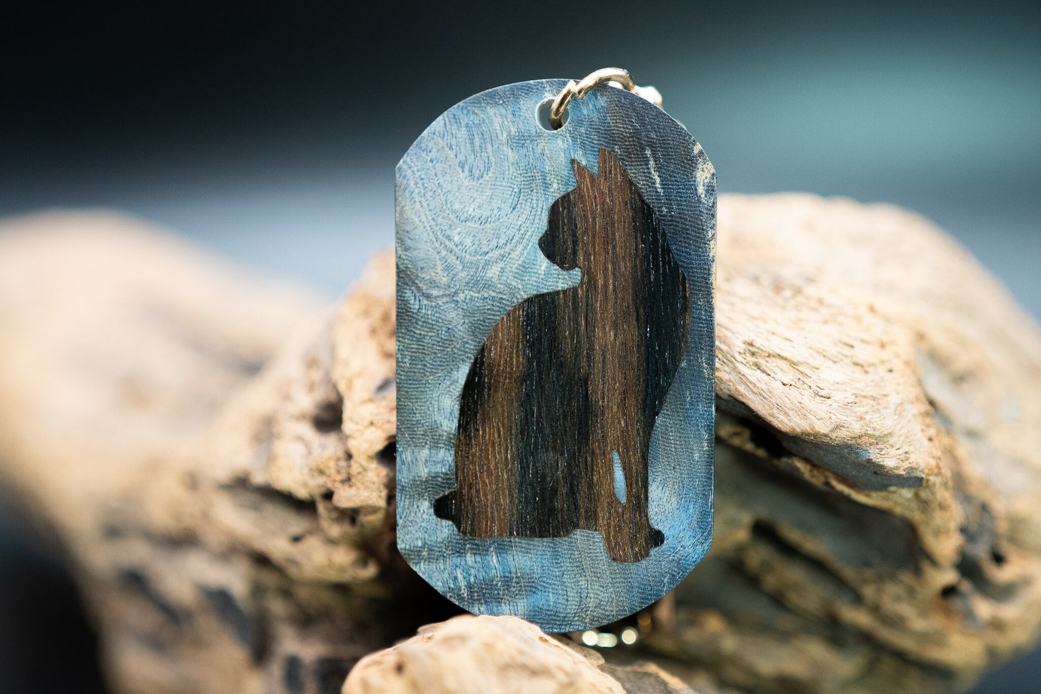 スタビライズウッド 楓 ドッグタグ象嵌 優雅に座る猫