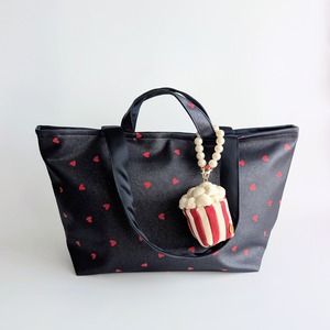 チャーム付き Kirara BIG tote Bag（ネイビー×赤ハート）