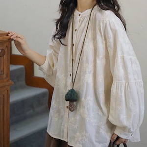 フラワー刺繍ギャザーブラウス ・8683 フラワー刺繍ギャザーブラウス ・8683