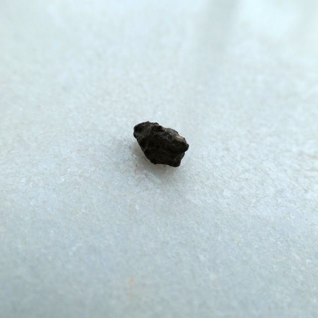 【宇宙と月の記憶を宿し、直感と新たな可能性を目覚めさせる】ルナメテオライト（月隕石）（ベシャール006）原石　（証明書付き）　G25_2