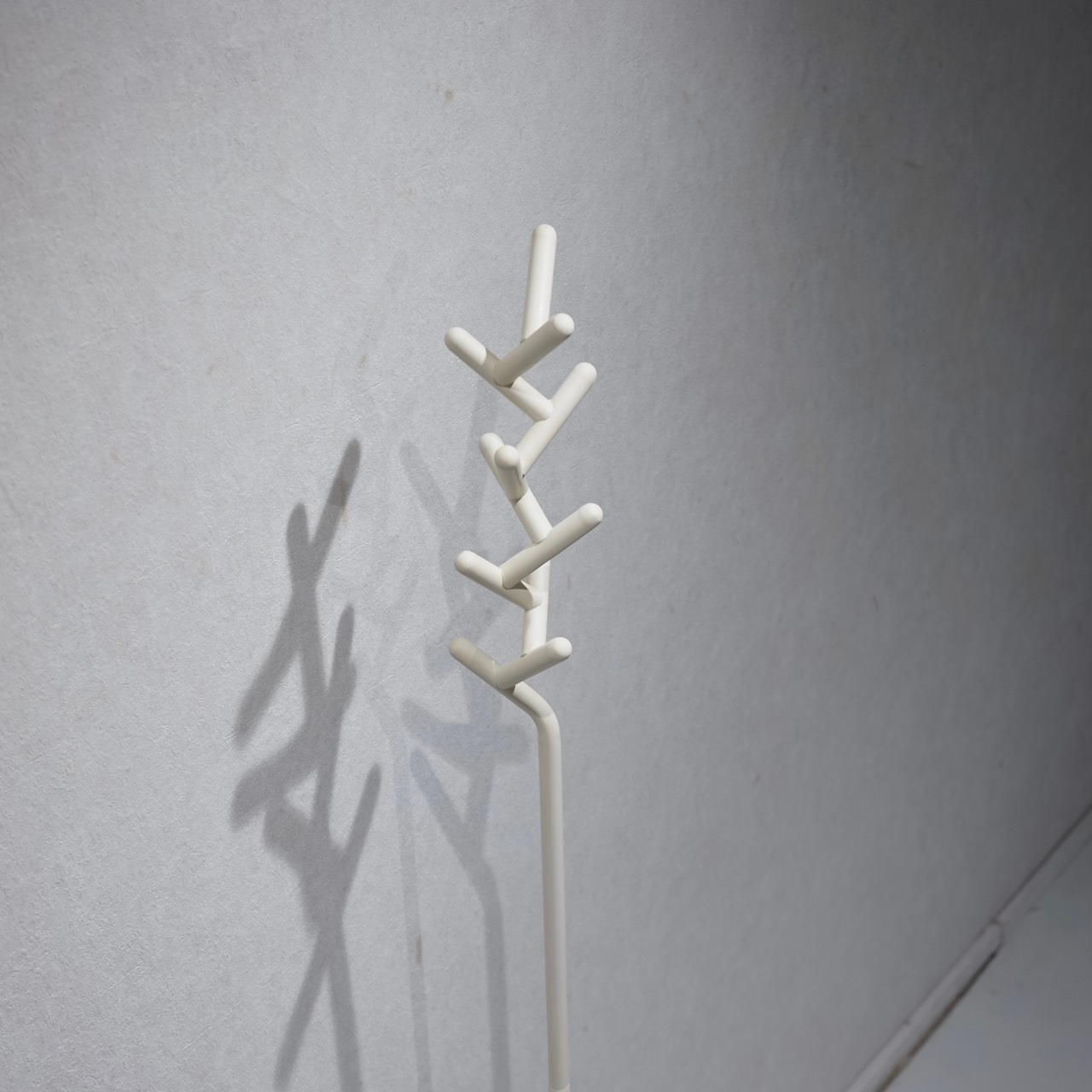 Mattiデザイン コートハンガー ポールハンガー コートスタンド 洋服掛け カバン掛け ホワイト モダン 北欧 ミニマル