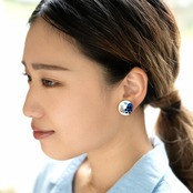 手描きの丸いタイル　ピアス/イヤリング