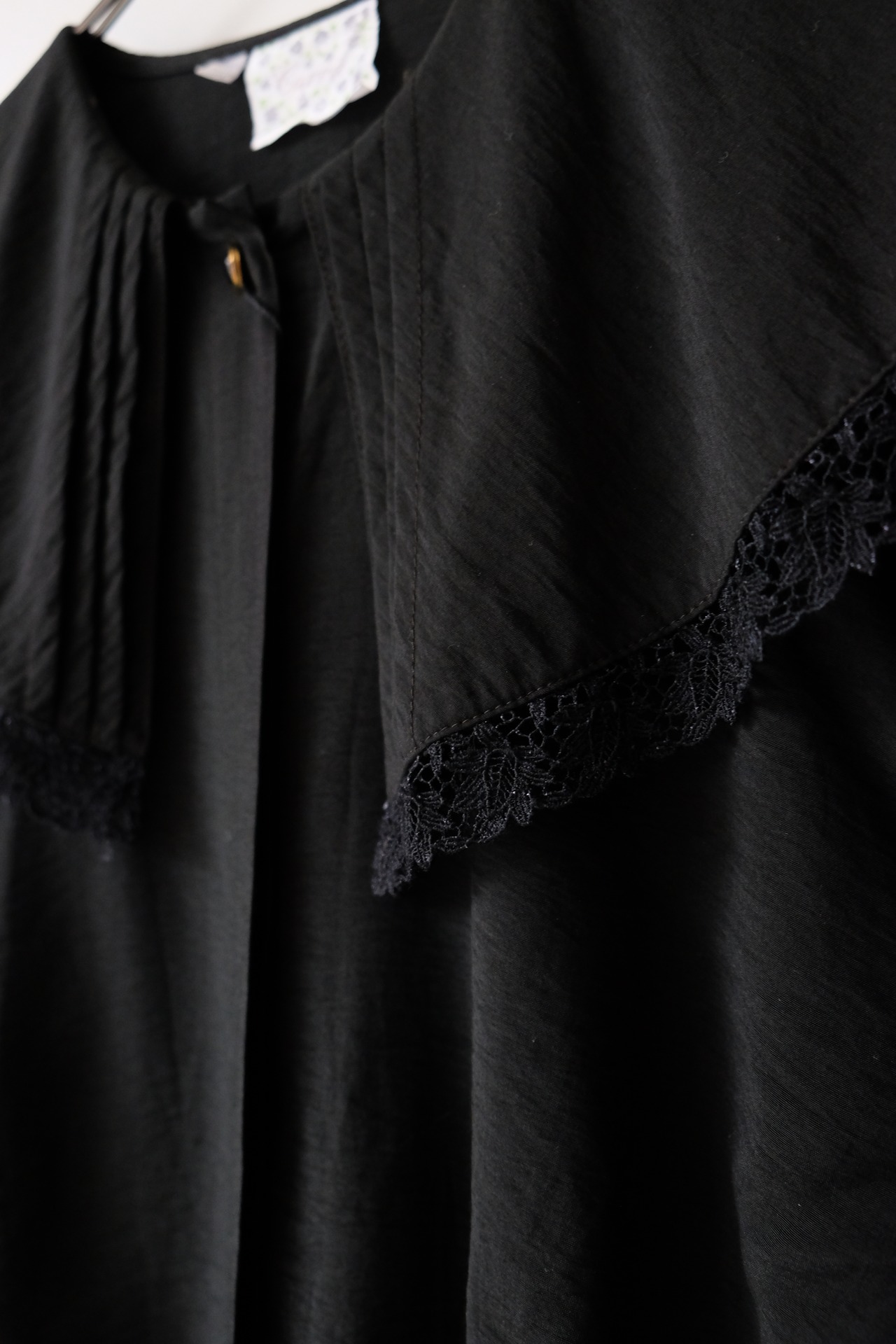 Platter collar black blouse