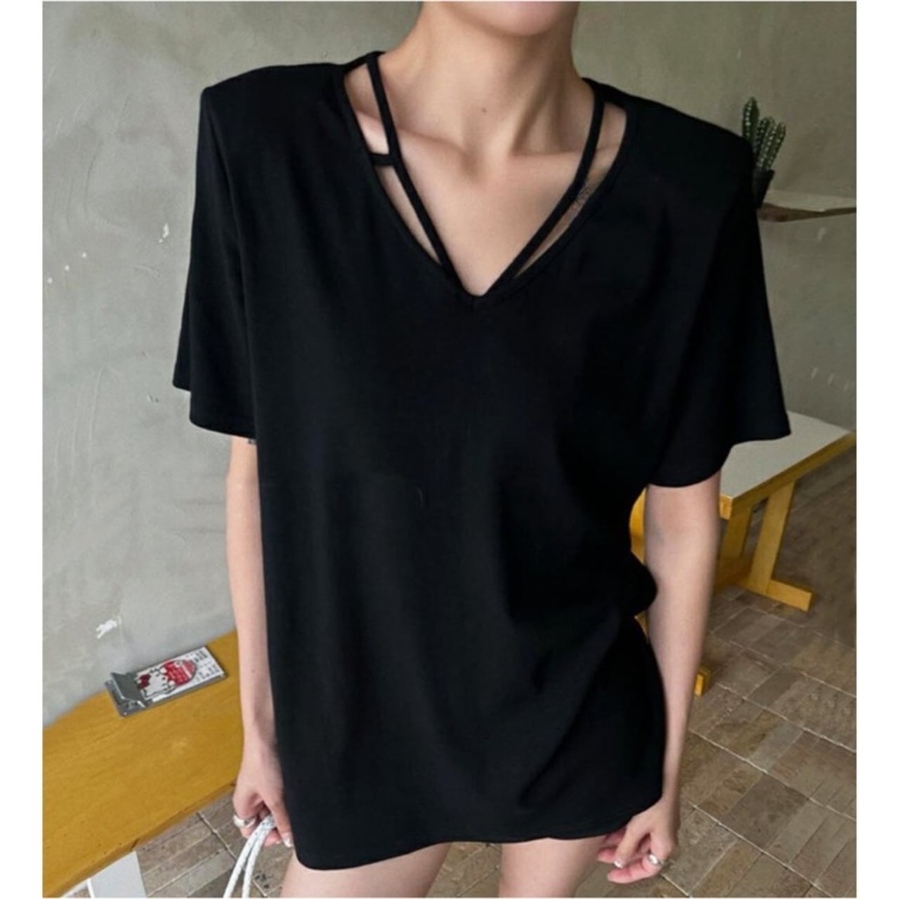 Strap Design V-neck T-shirt 01365