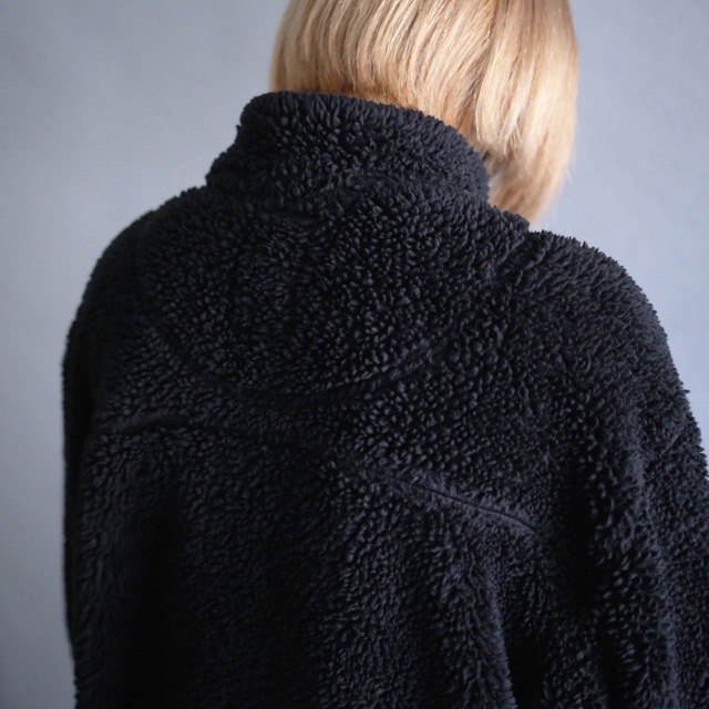 black base bi-color design loose silhouette half-zip boa fleece pullover