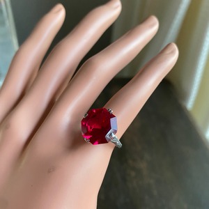 ヴィンテージ　合成ルビー八角カット和彫りのリング