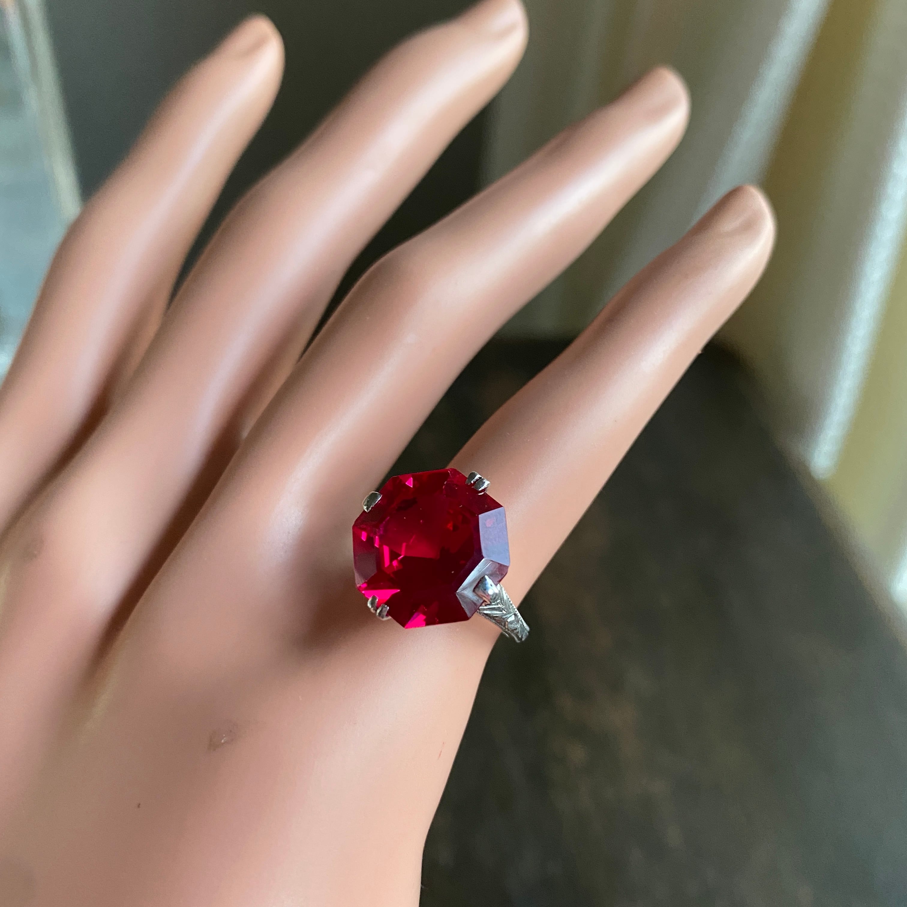 ヴィンテージ　合成ルビー八角カット和彫りのリング