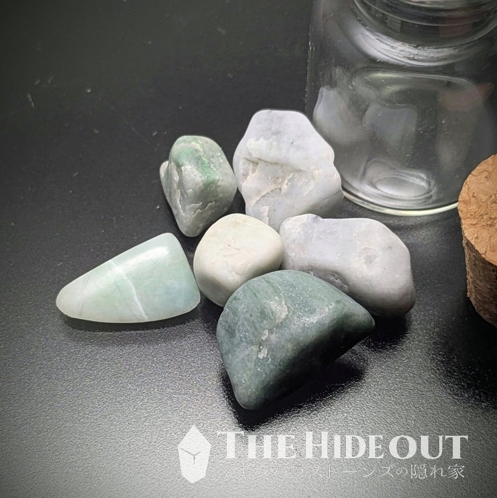 日本国産鉱物標本042 新潟県糸魚川市青海海岸産糸魚川翡翠 小瓶に