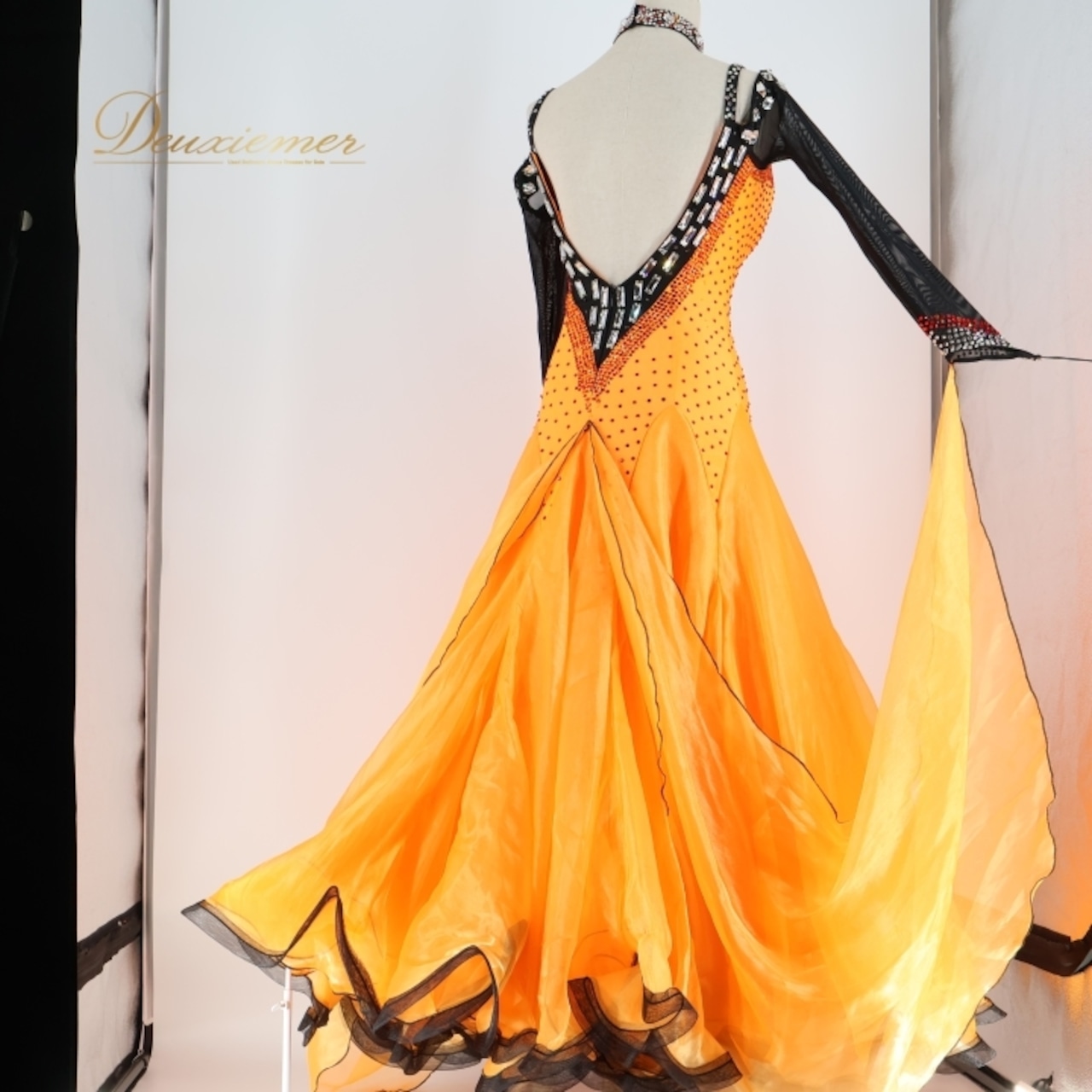 社交ダンス 衣装 スタンダード ドレス ワンピース デモ 競技 ダンス パーティ 発表会 黒 フロート フリル レース オレンジ系 ブラック系 フリル付きオレンジドレス デモ用コスチューム 競技用ドレス 華やか おしゃれ スカートボリューム ダンスパフォーマンス